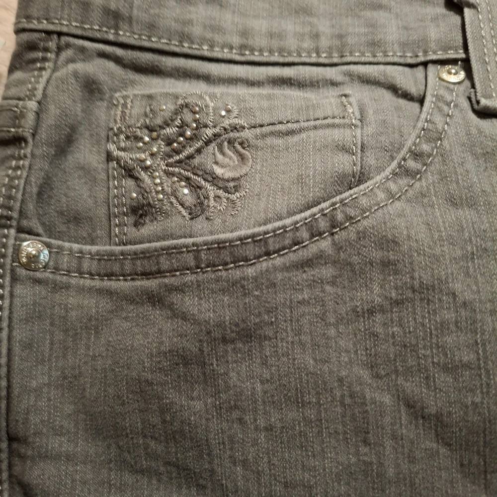 Gloria Vanderbilt Charcoal Capris with Elegant Embroidery - Picture 3 of 4
